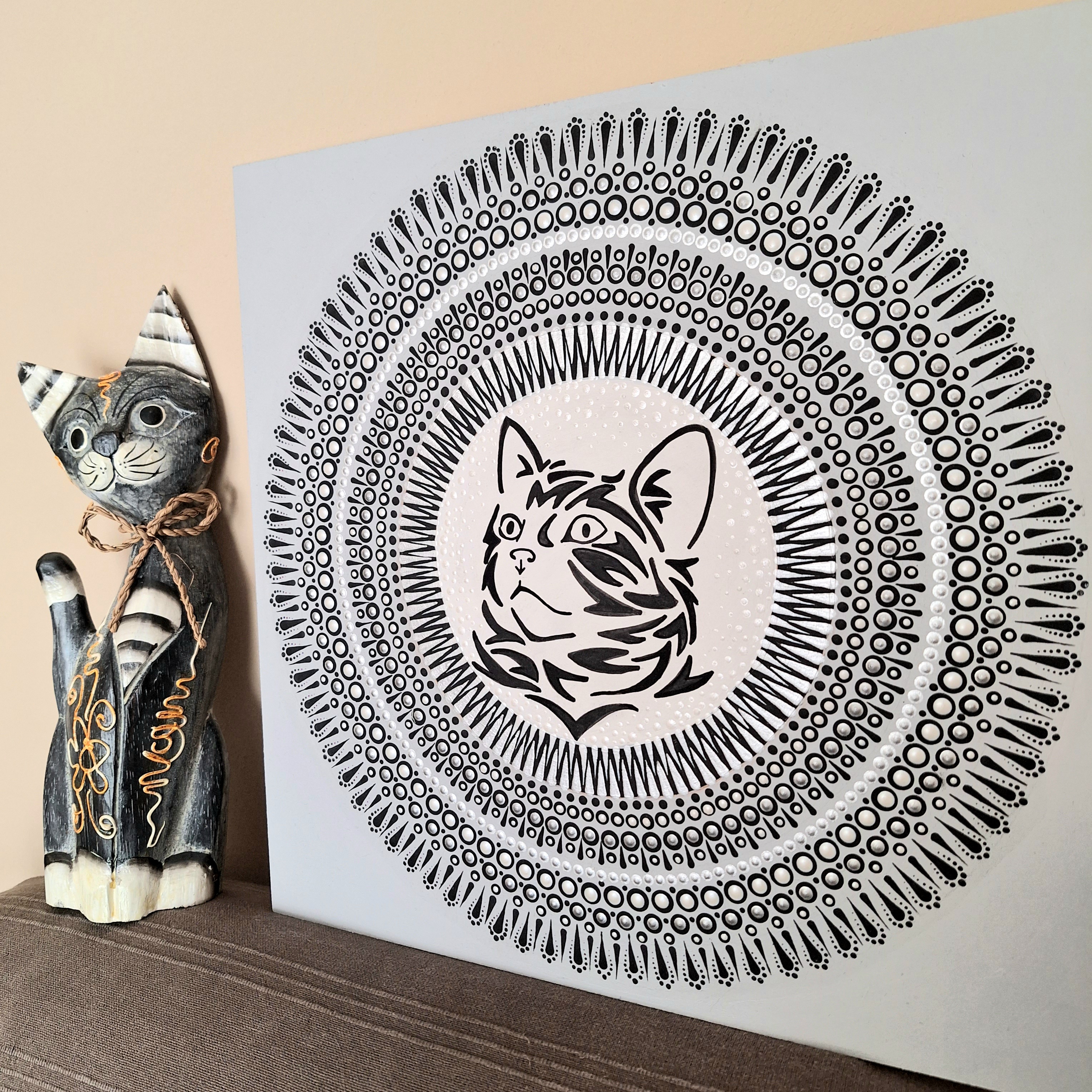 Szürke cica mandala - kézzel festett, pontozott mandala 30 × 30 cm
