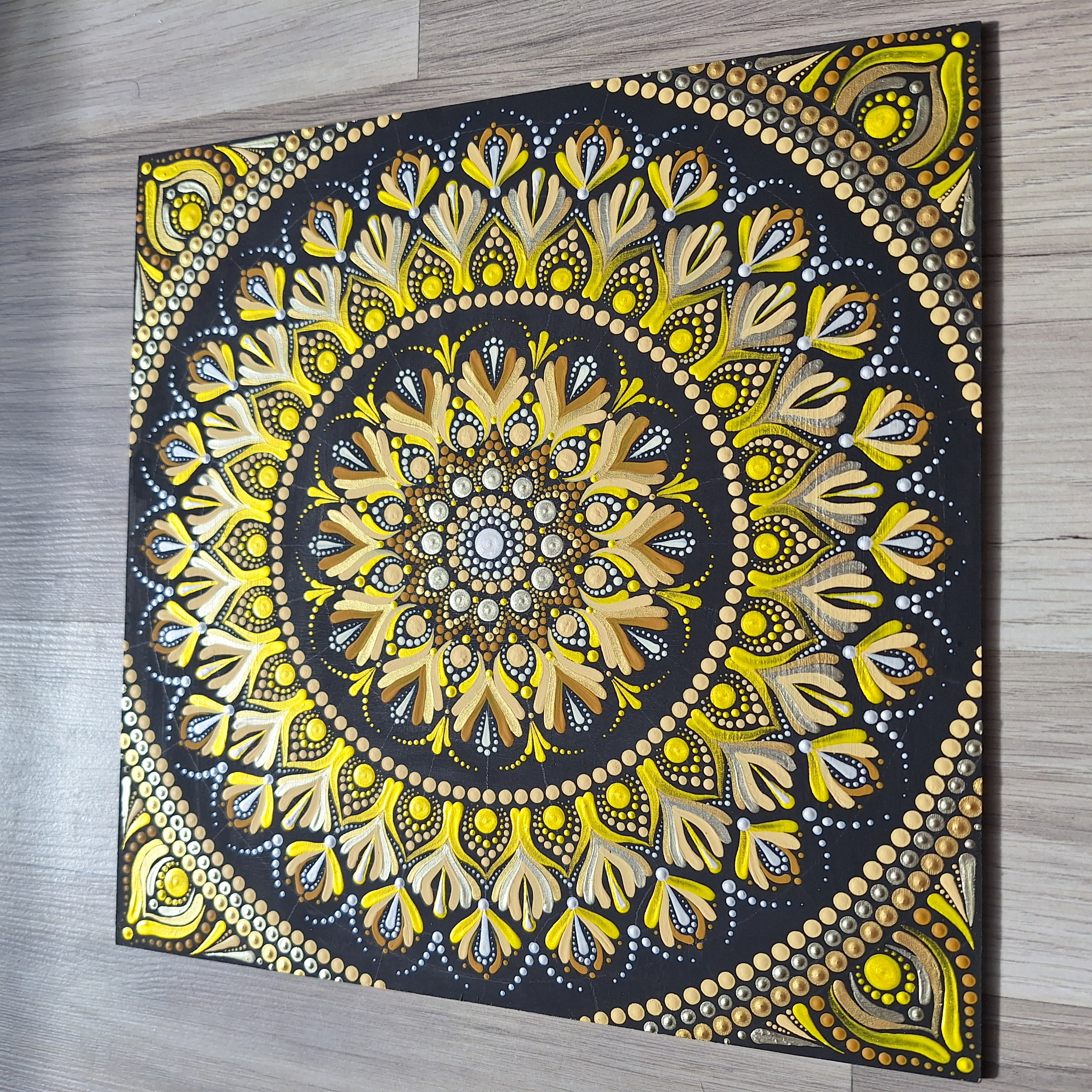 Napfonat-csakra mandala – citromsárga, kézzel festett pontozott mandala
