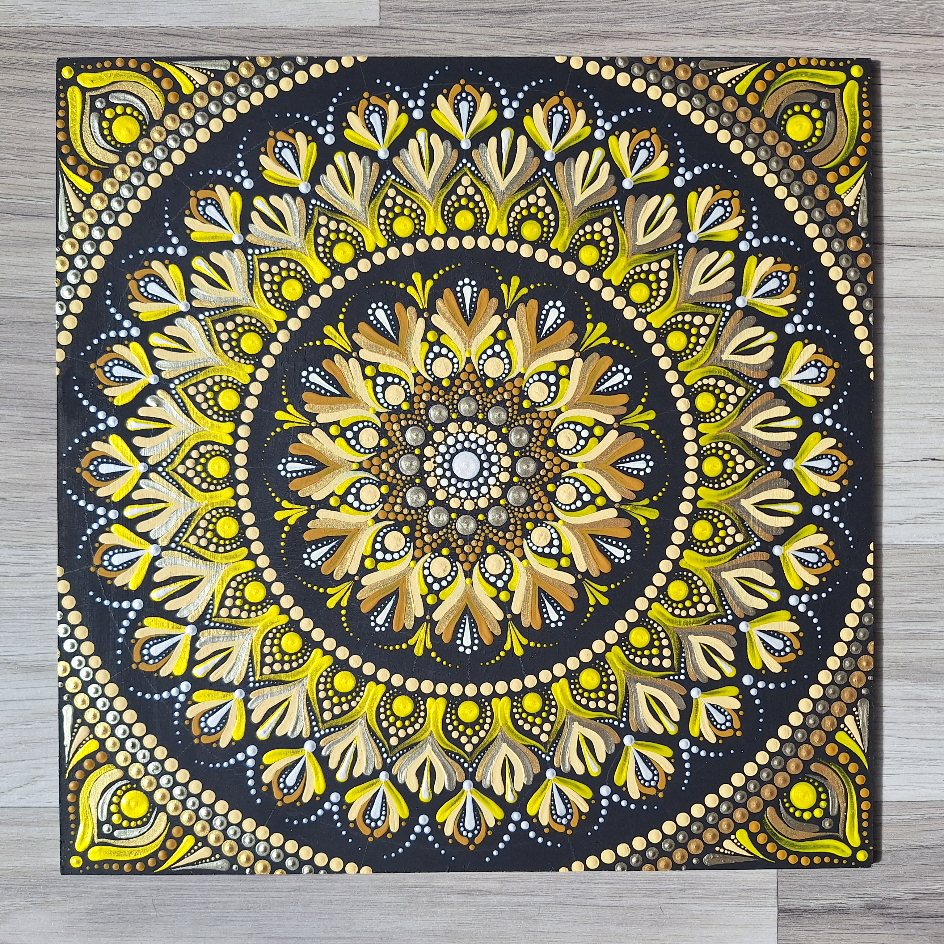 Napfonat-csakra mandala – citromsárga, kézzel festett pontozott mandala