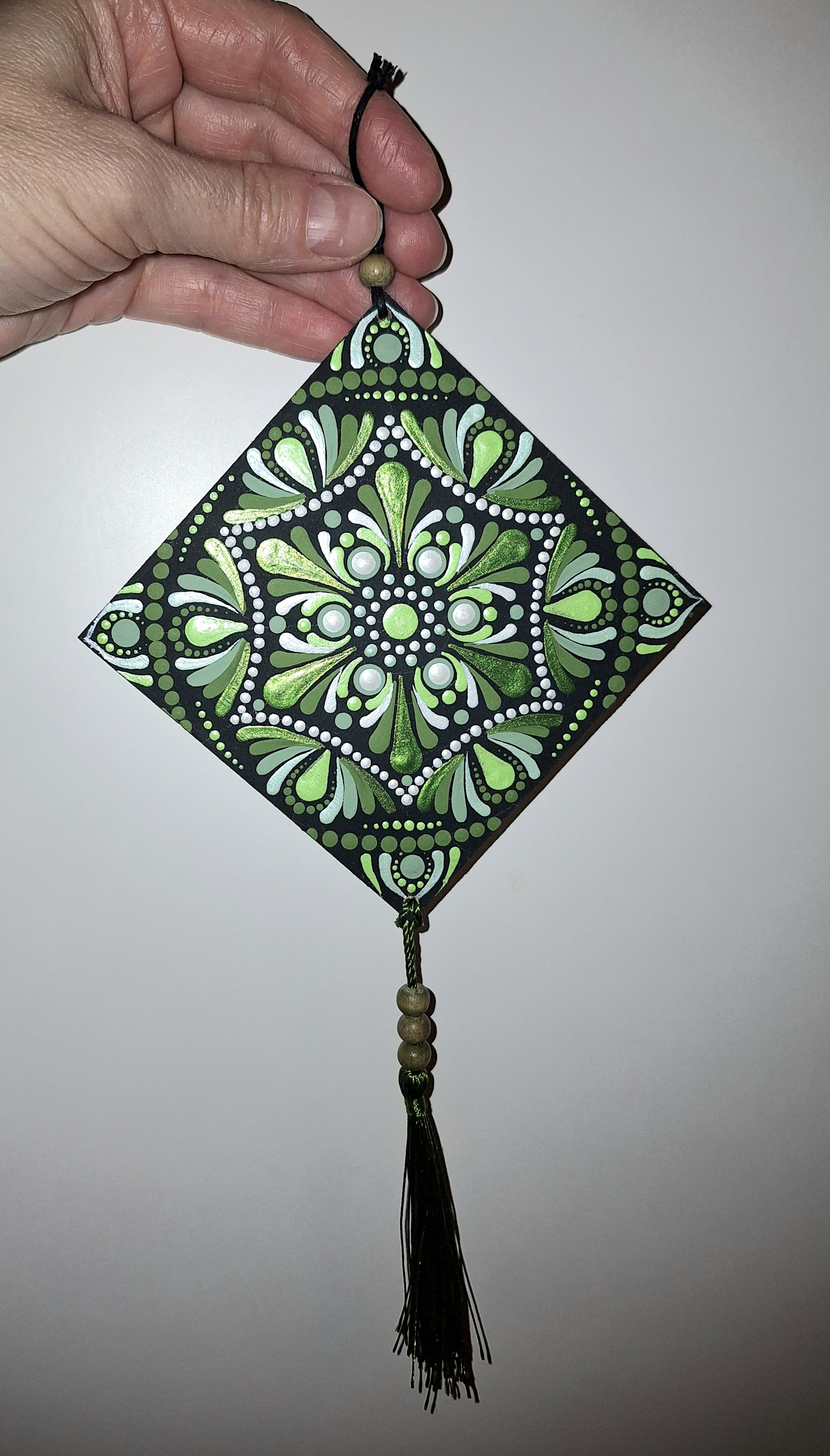 Zöld pontozott mini mandala - kézzel festett 10×10 cm-es falidekoráció