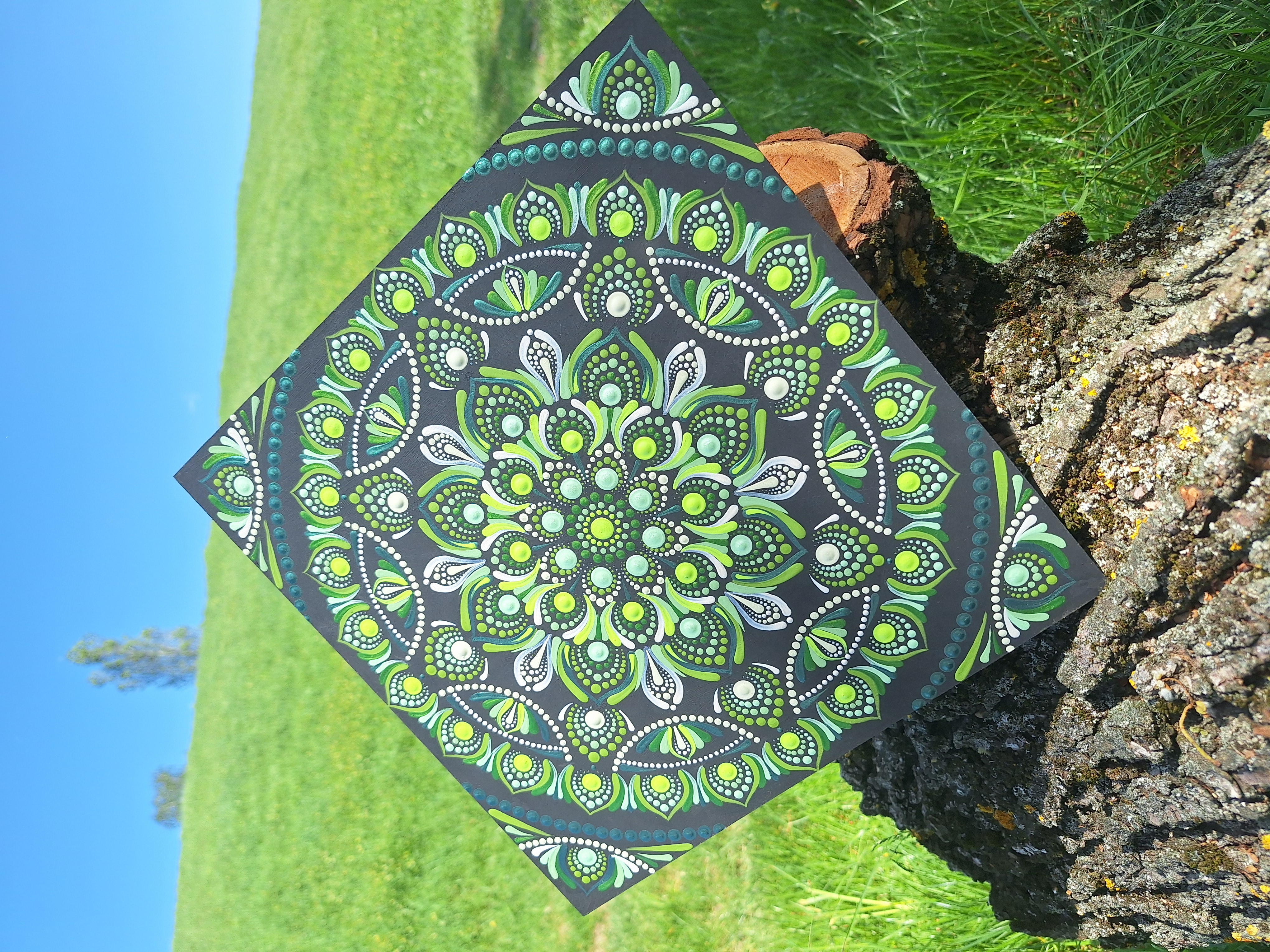 Szívcsakra mandala - kézzel festett pontozott mandala 30 × 30 cm