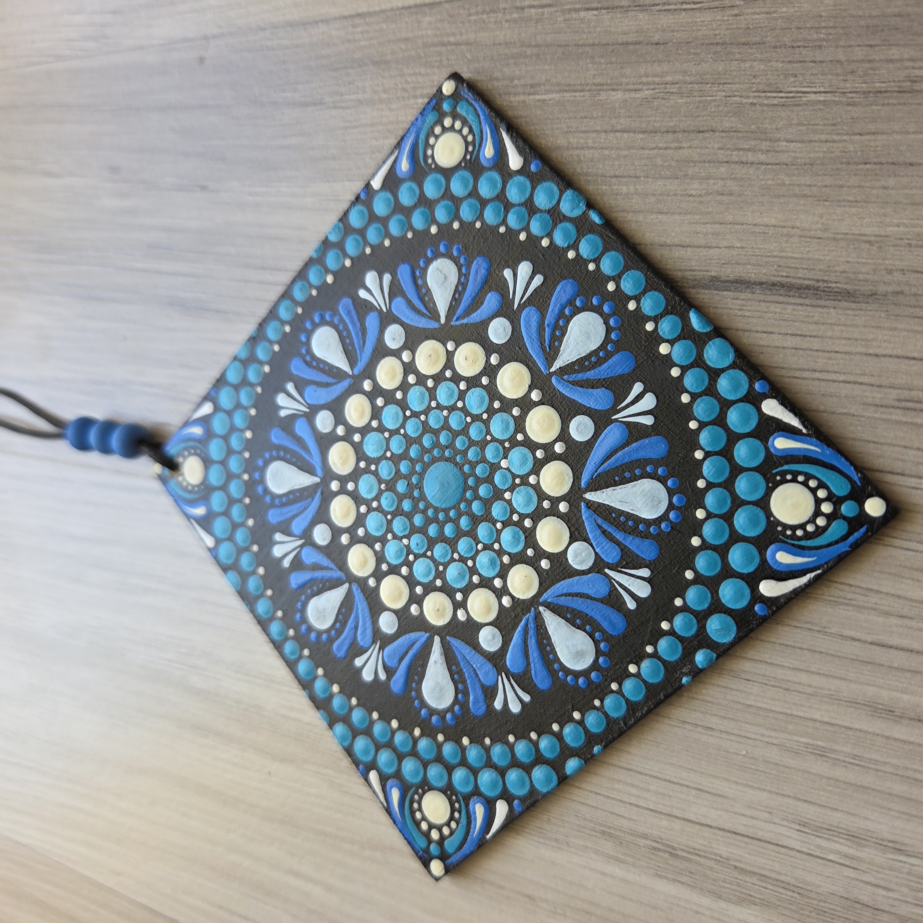 Kék pontozott mandala függő - kézzel festett 10×10 cm-es falidekoráció