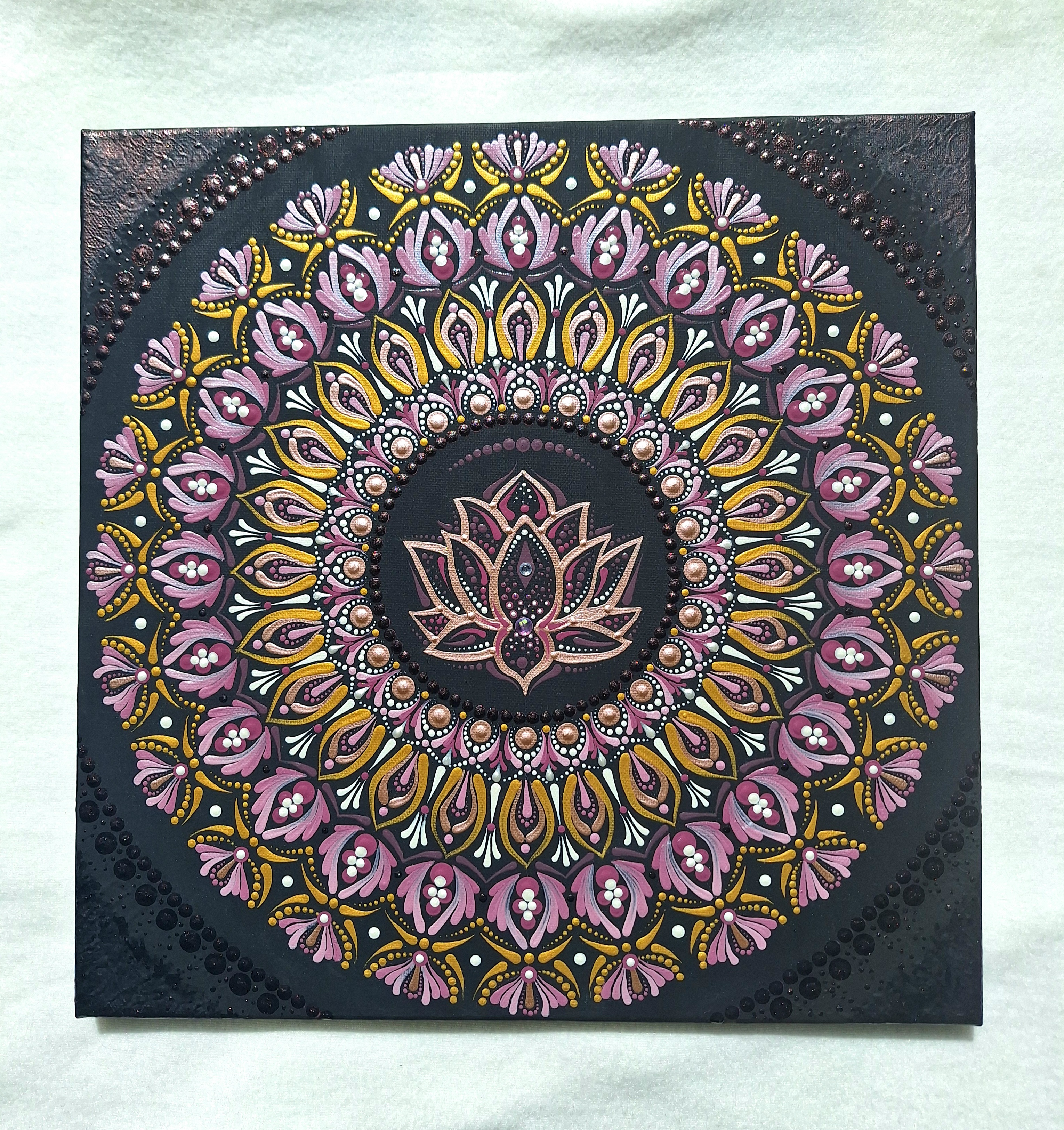 Lótusz ragyogás - kézzel festett, pontozott mandala 40 × 40 cm