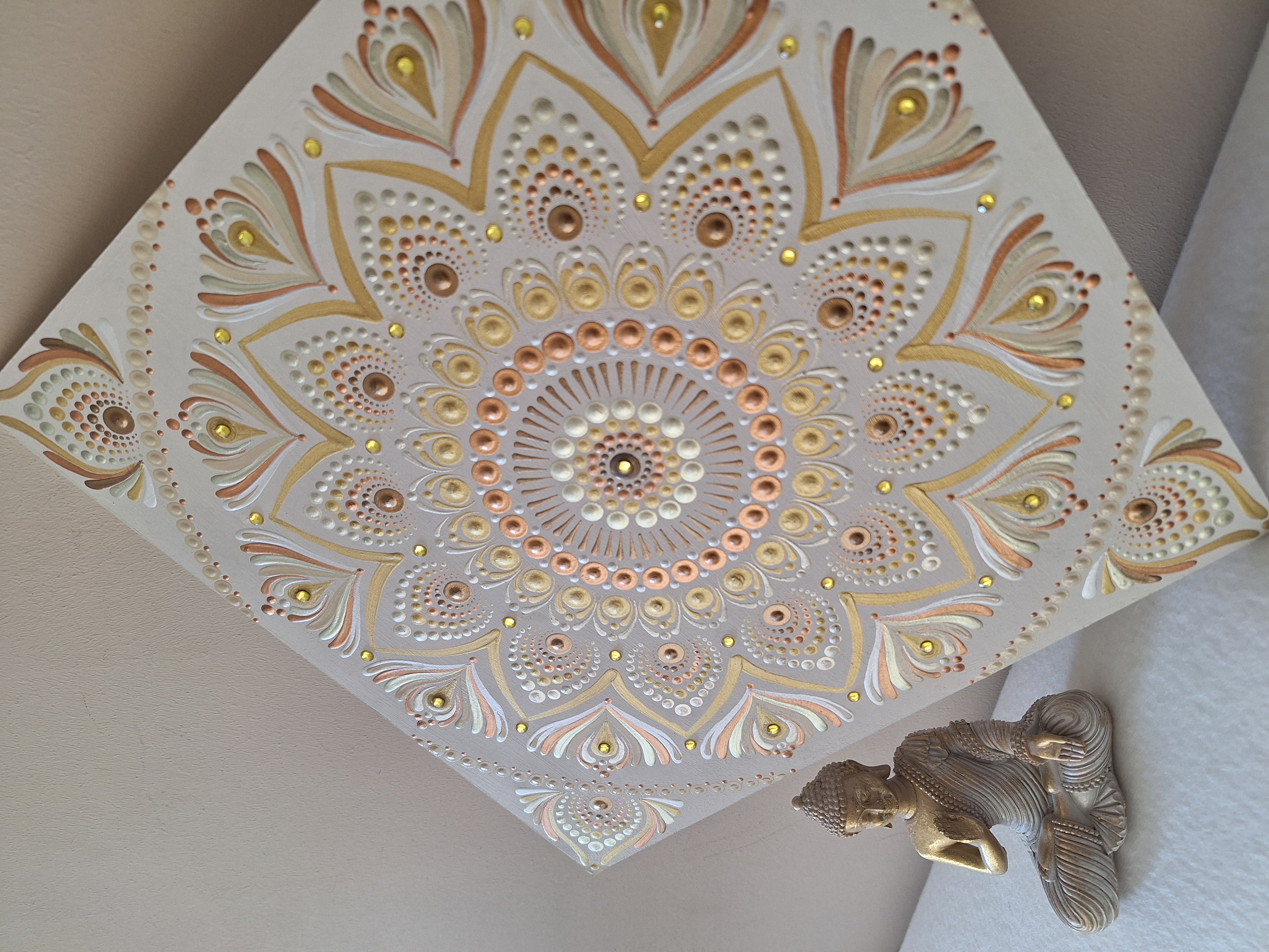 Arany ragyogás mandala - kézzel festett, pontozott mandala