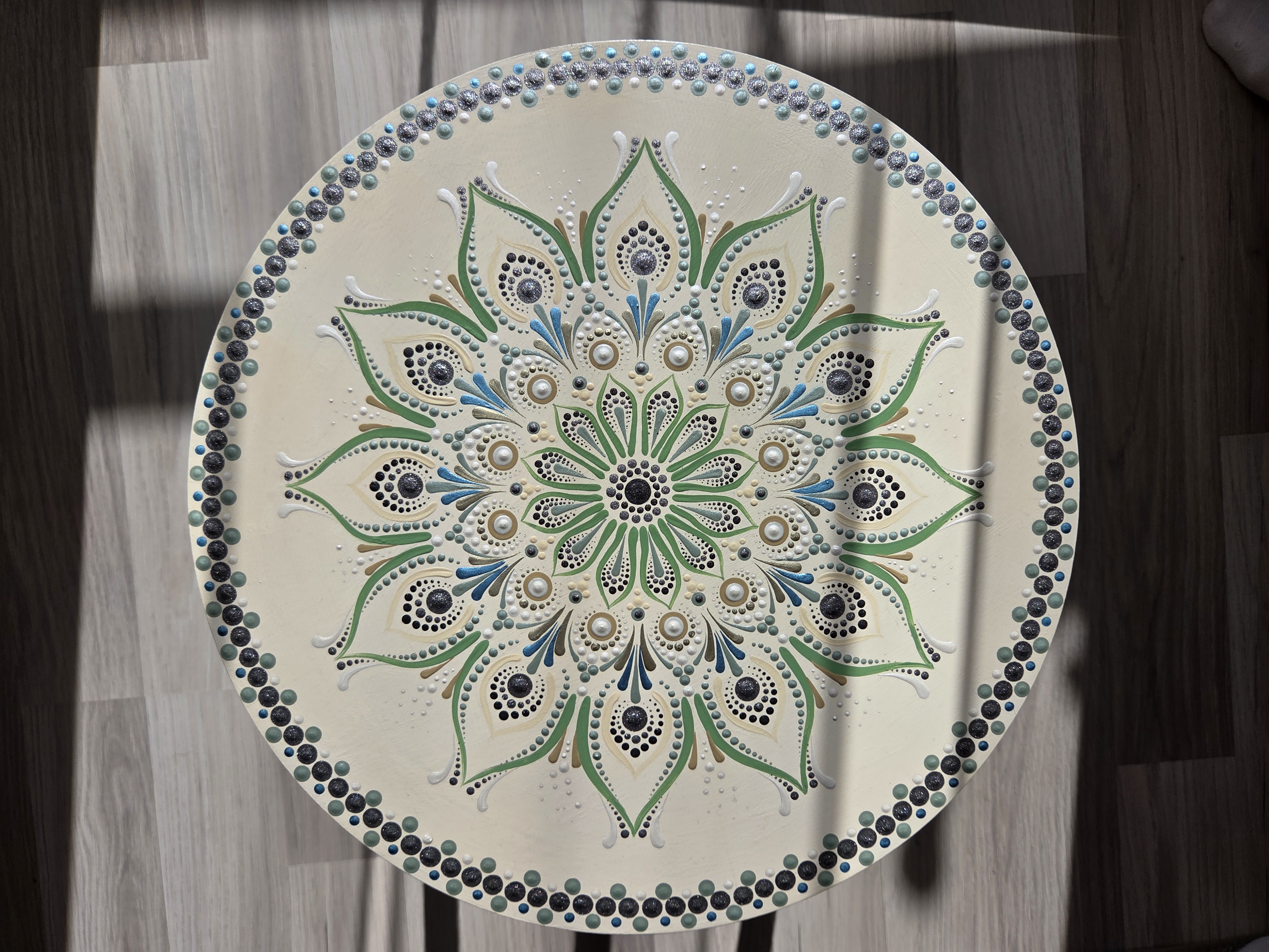 Kézzel festett mandalás asztalka - 35×35 cm-es dekorációs asztal