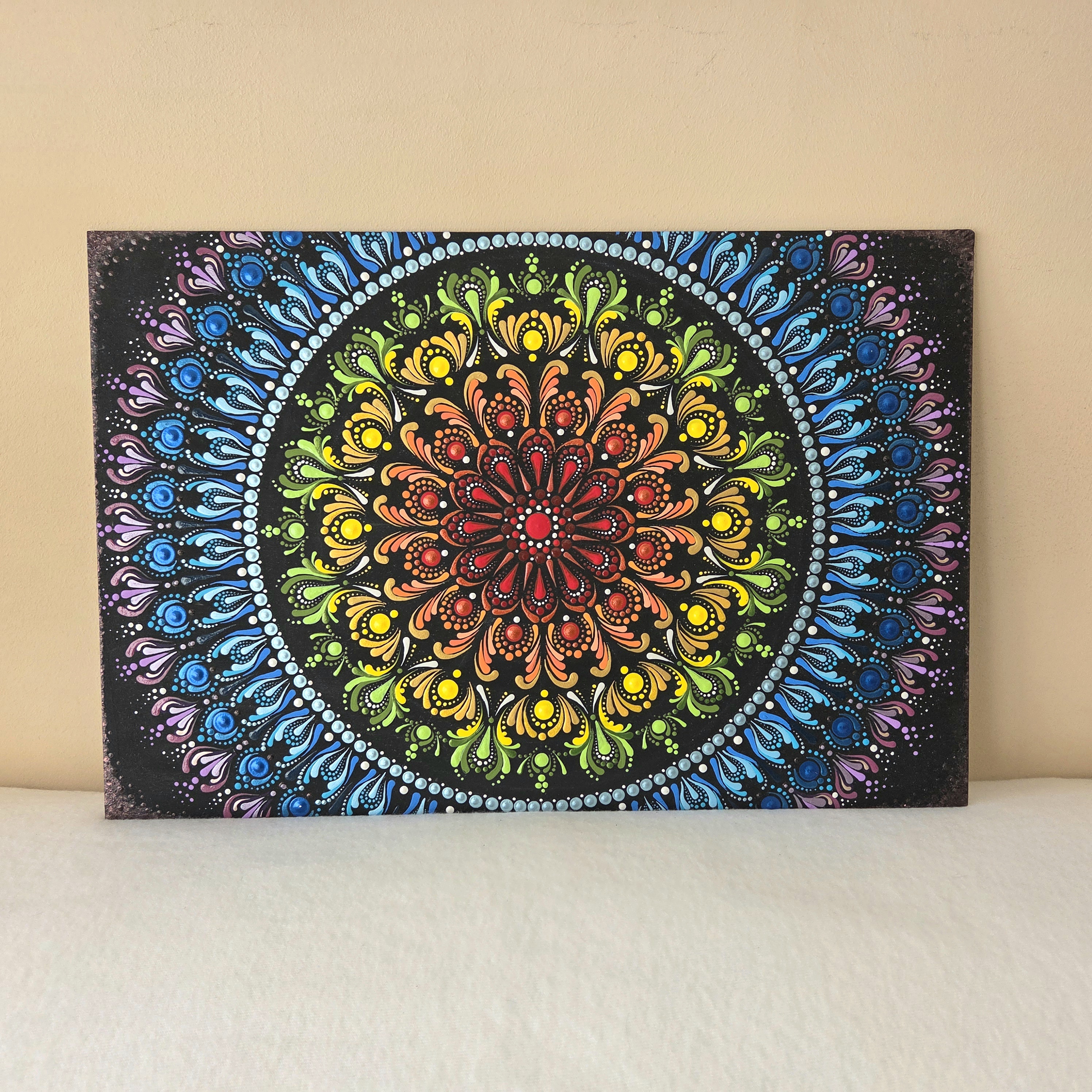 Szivárvány csakra mandala - kézzel festett pontozott mandala 30×45 cm