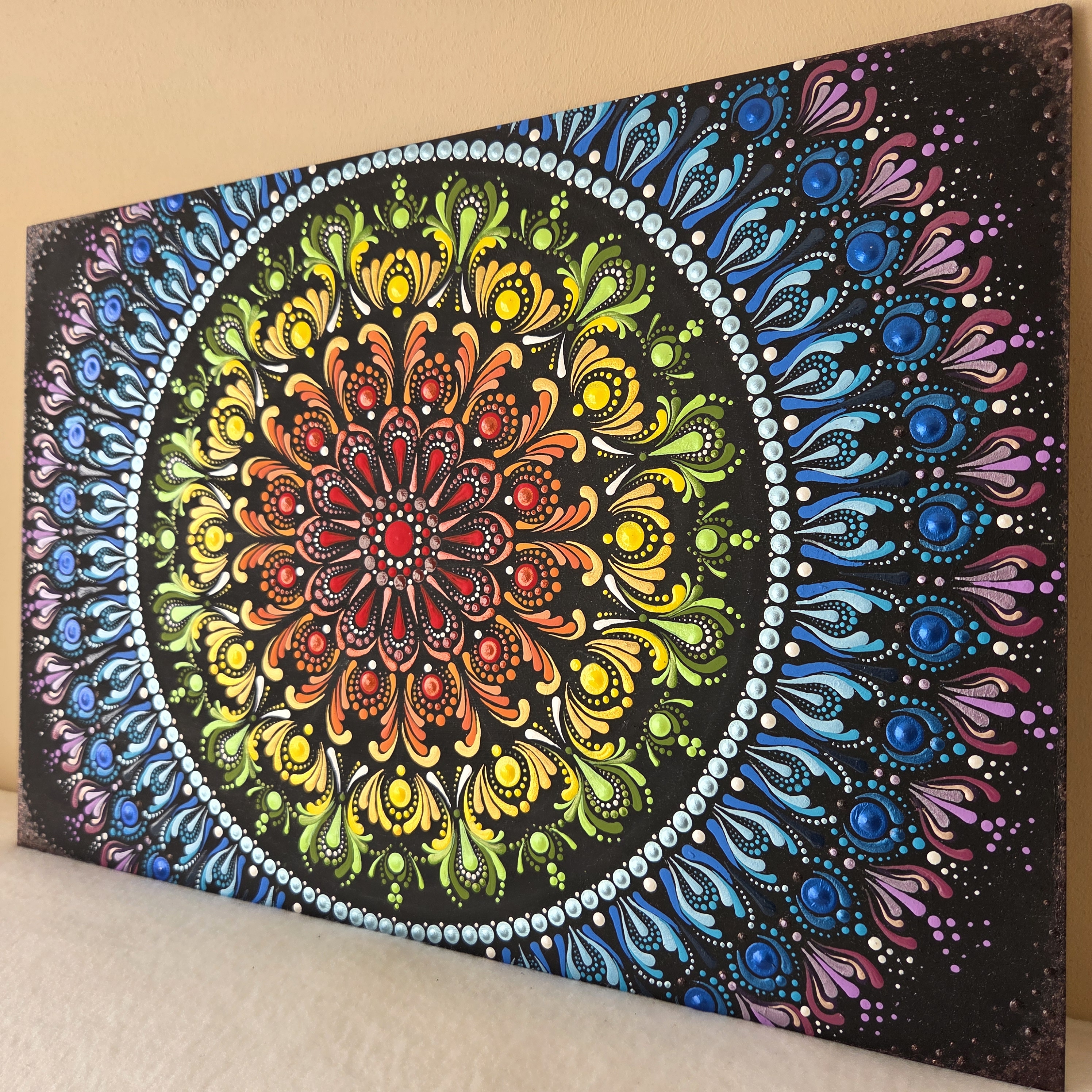 Szivárvány csakra mandala - kézzel festett pontozott mandala 30×45 cm