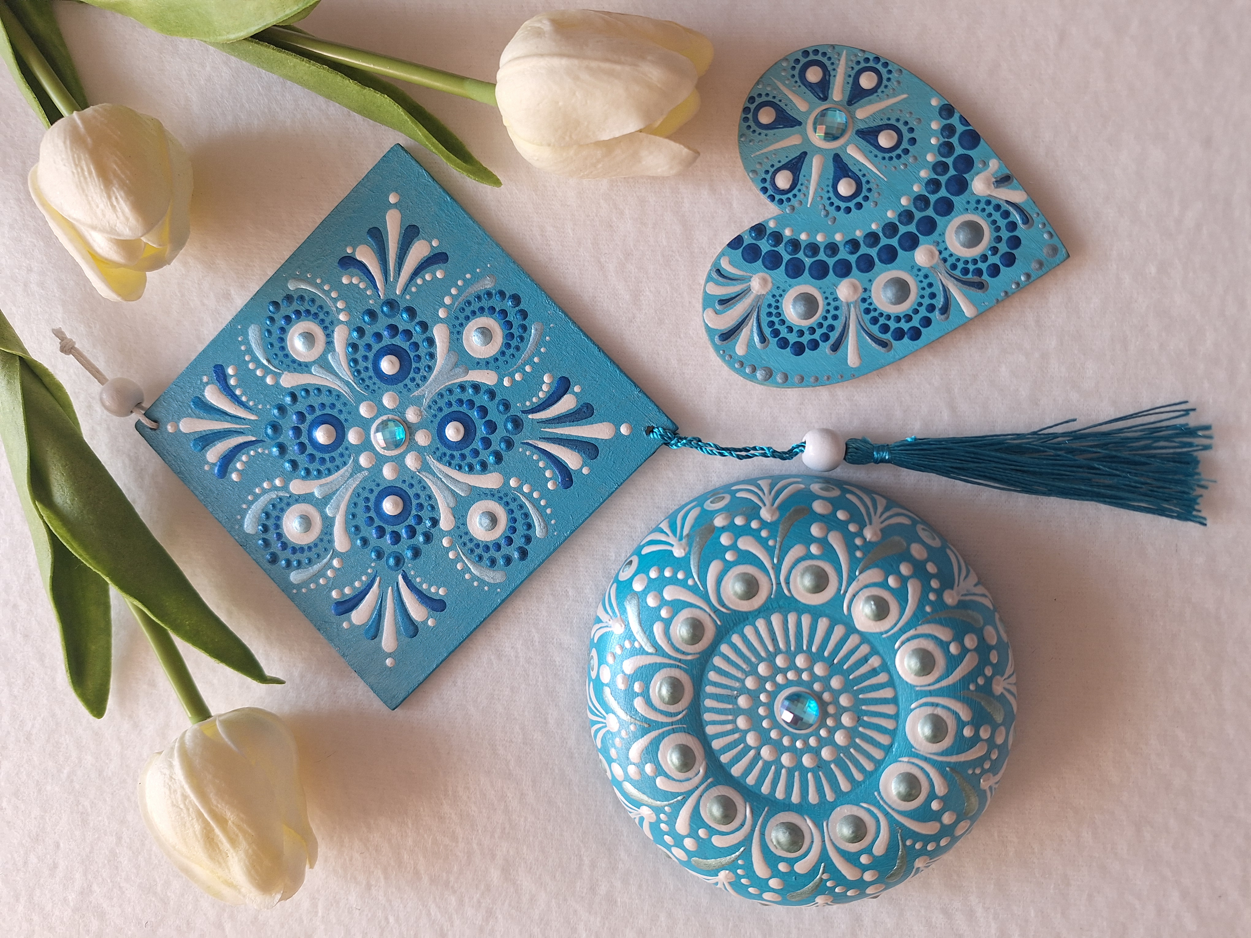 Türkiz mandalaszett - kézzel festett mandalakő, mini mandala és hűtőmágnes