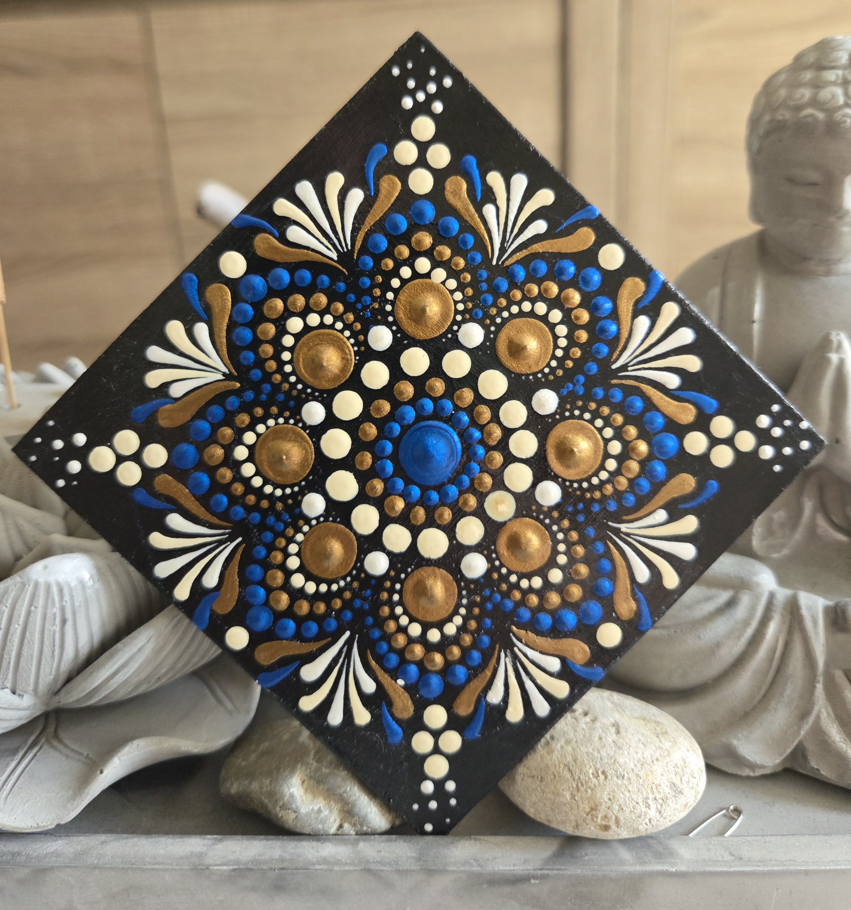 Kék-fehér-bronz mandala hűtőmágnes - kézzel festett, egyedi fa hűtőmágnes
