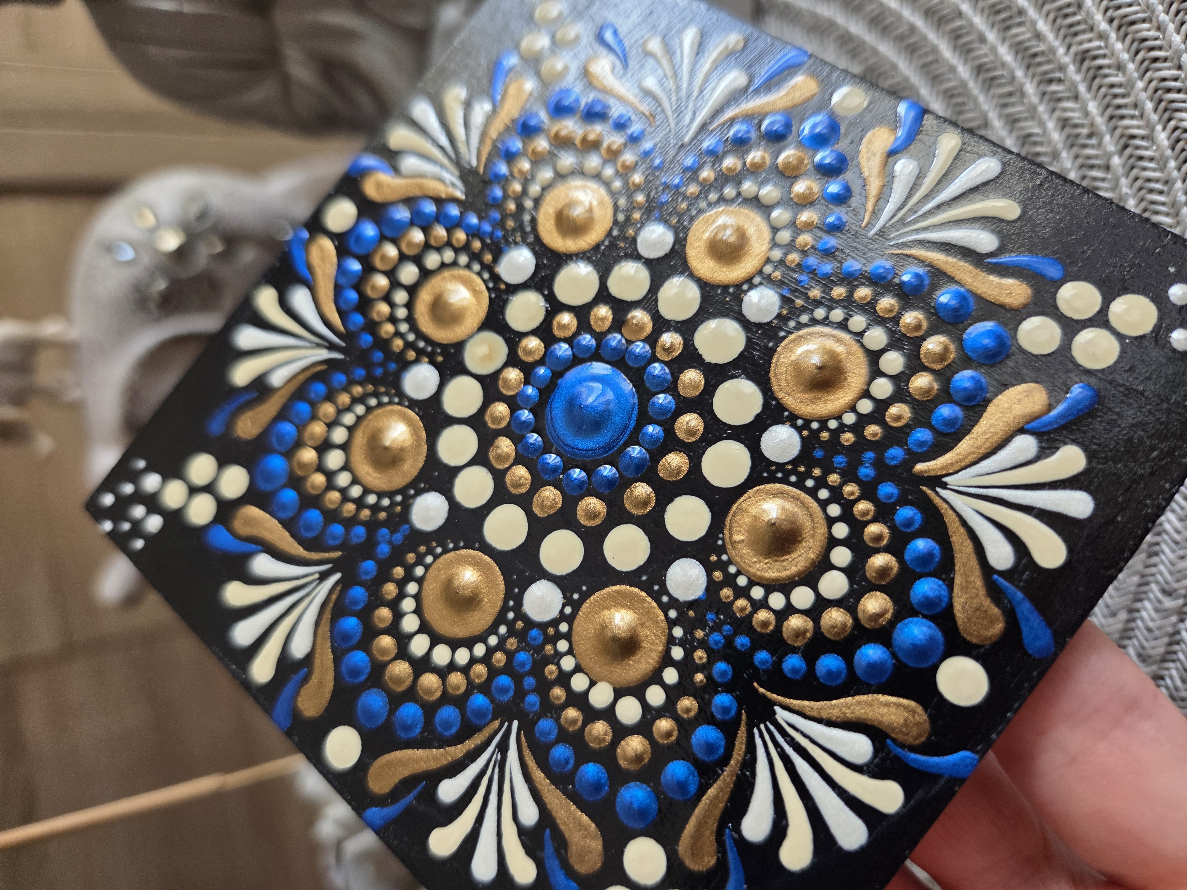 Kék-fehér-bronz mandala hűtőmágnes - kézzel festett, egyedi fa hűtőmágnes