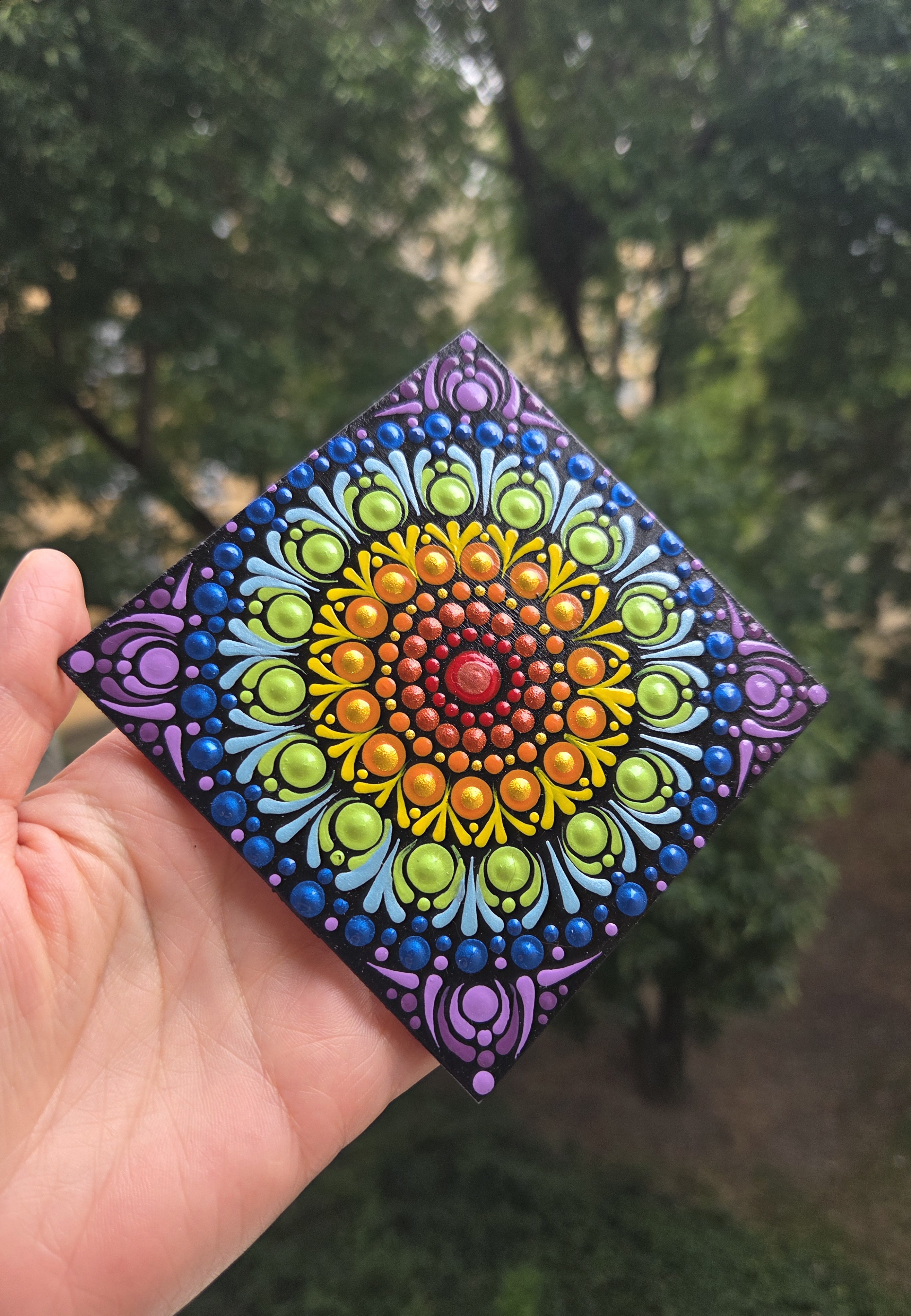 Csakra hűtőmágnes - kézzel festett, egyedi mandala 10×10 cm