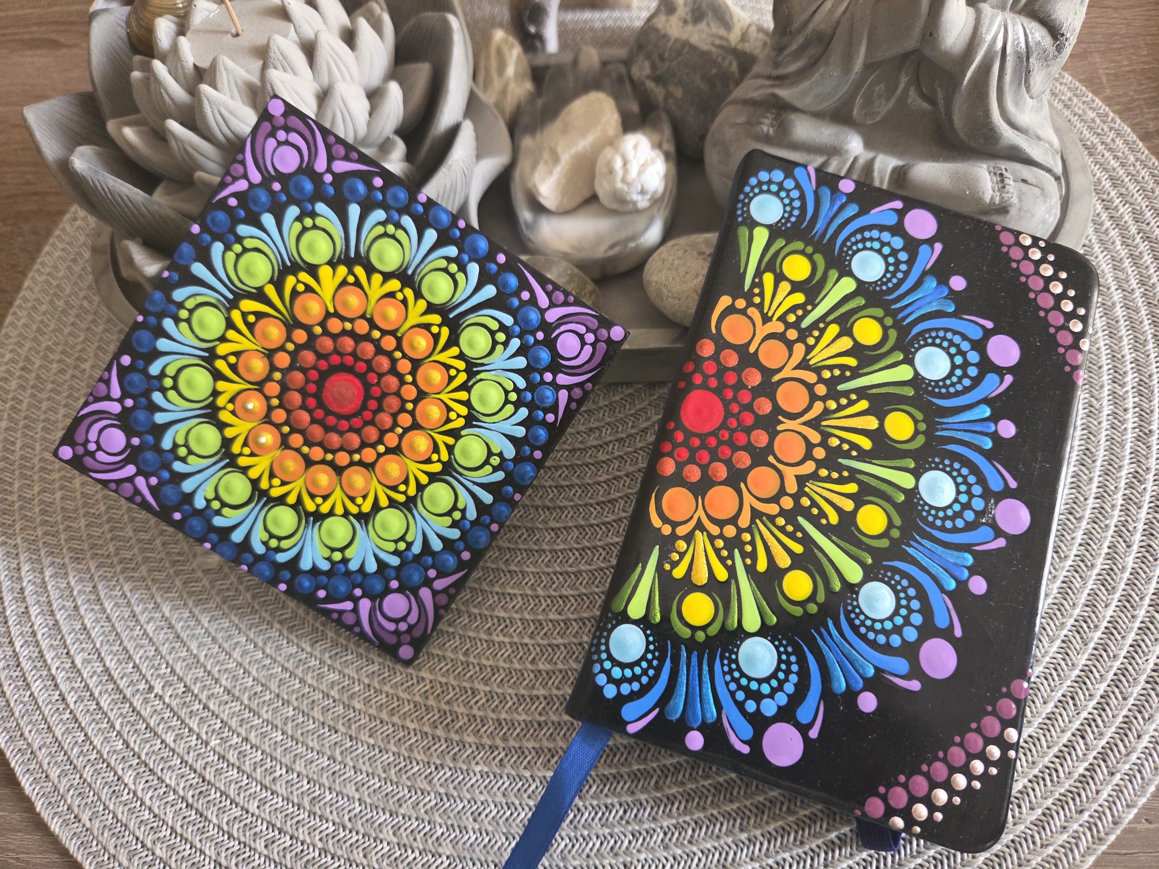 Csakra hűtőmágnes - kézzel festett, egyedi mandala 10×10 cm