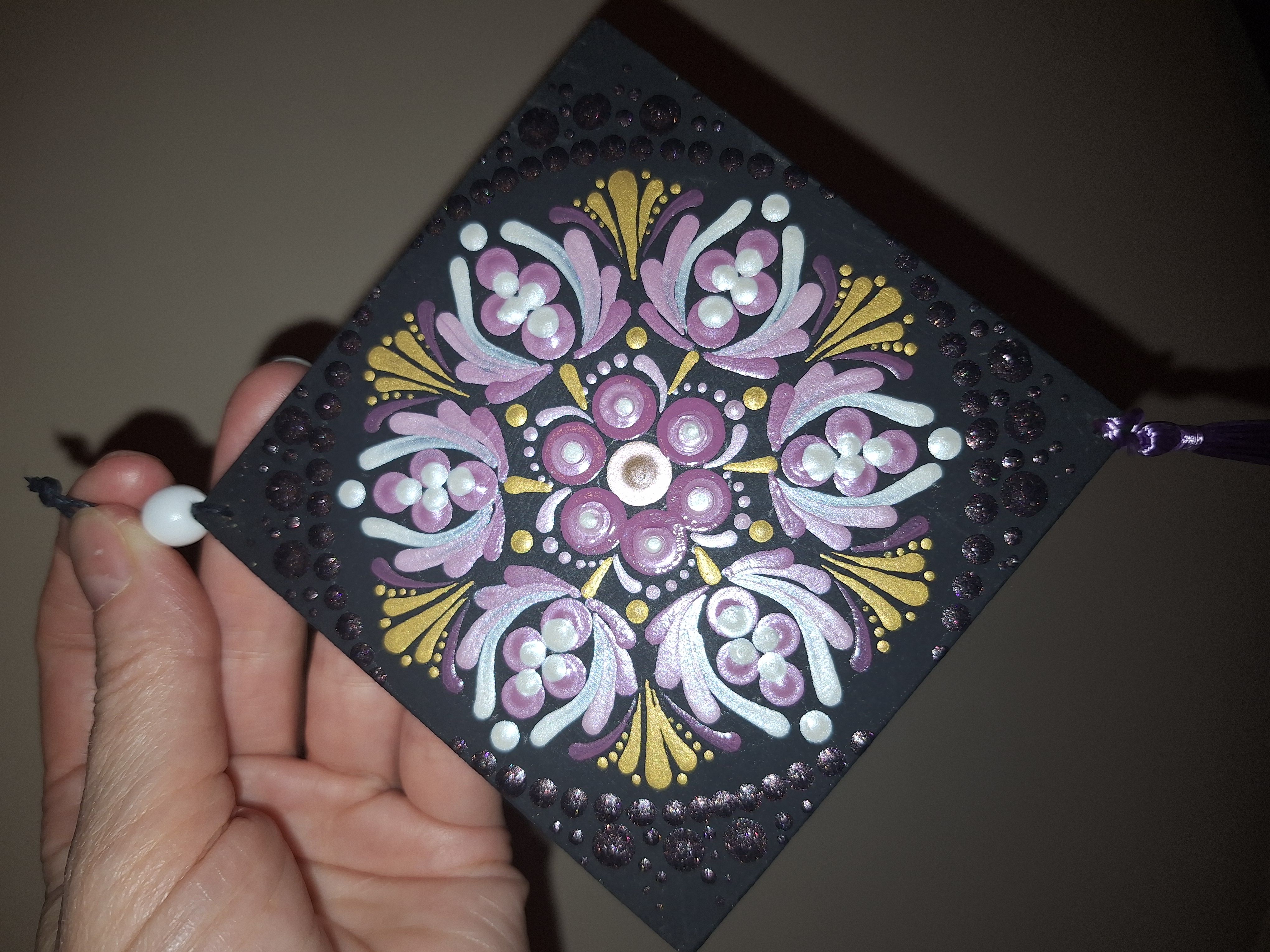 Arany-mályva mini mandala - kézzel festett, akasztós falap 10×10 cm