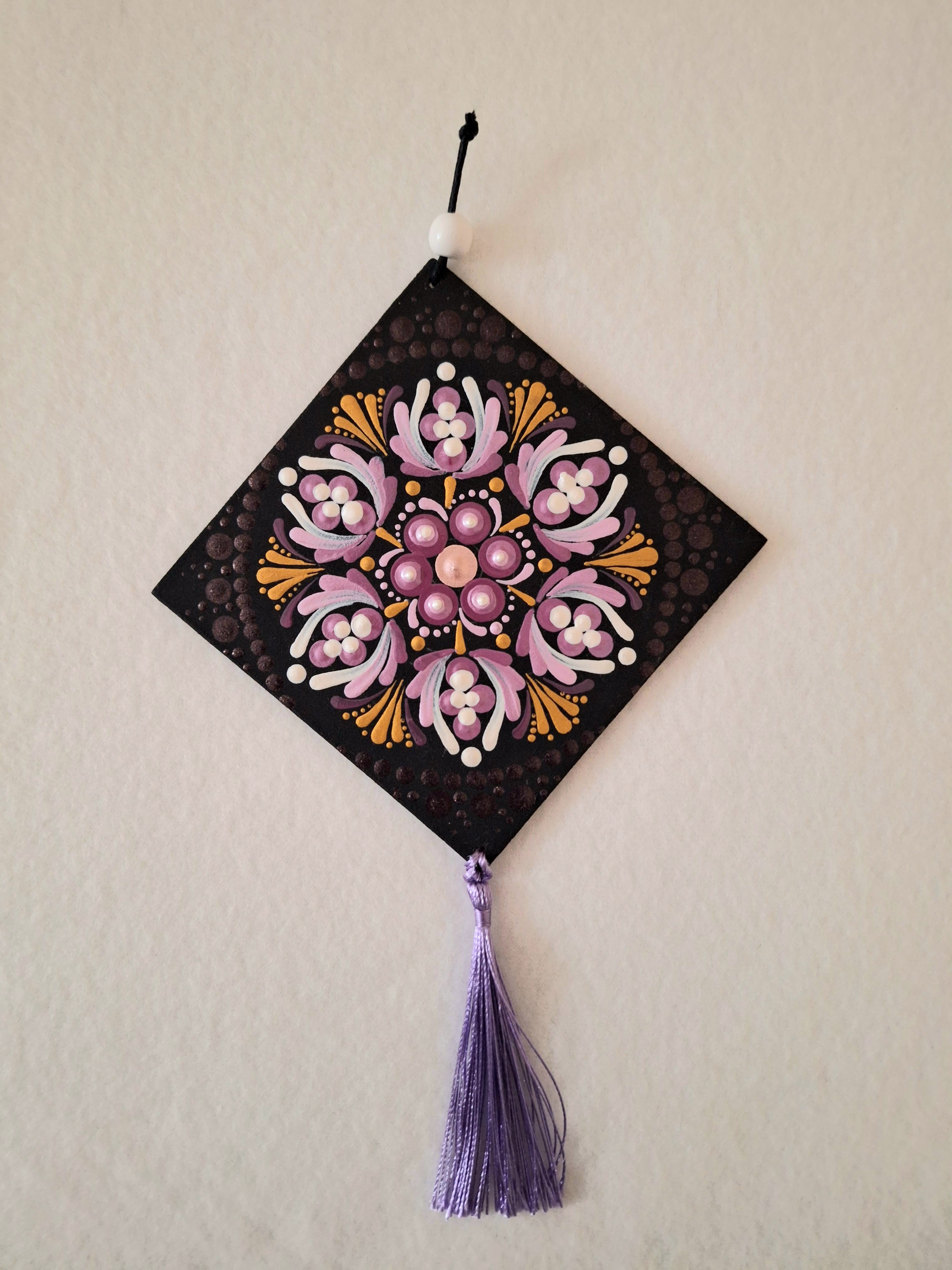 Arany-mályva mini mandala - kézzel festett, akasztós falap 10×10 cm